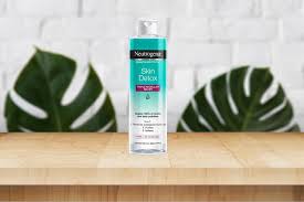 یک محصول بسیار باکیفیت و سه گانه است که تمام مواد آرایشی، آلودگی ها، ناخالصی ها و چربی را پاکسازی کرده و پوست را را سالم و شاداب نگه می دارد. همچنین خاصیت سم زدایی داشته و وجود این میسلار واتر در روتین روزانه بسیار موثر است.